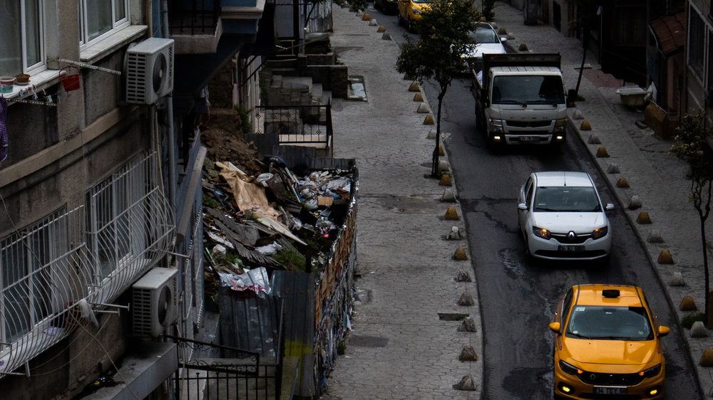 临街住宅楼与街面车流