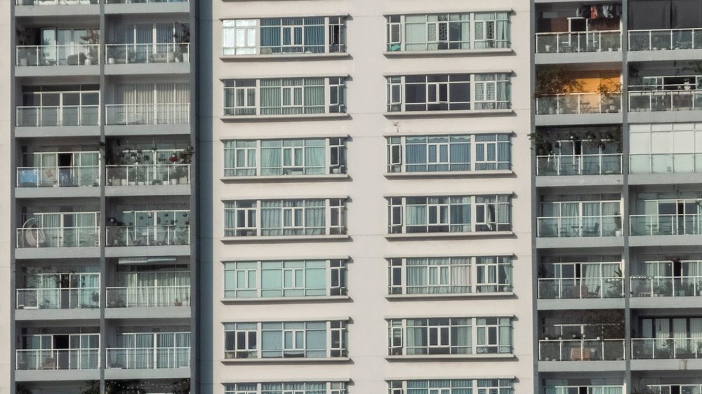 高层住宅楼整齐的阳台窗与封窗