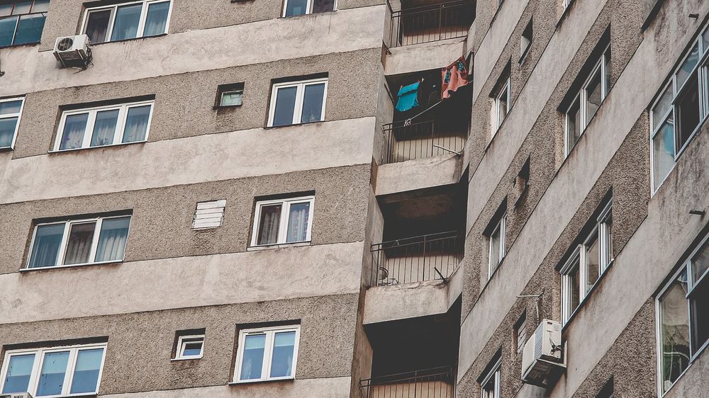 老住宅楼外立面与新老混装的窗户