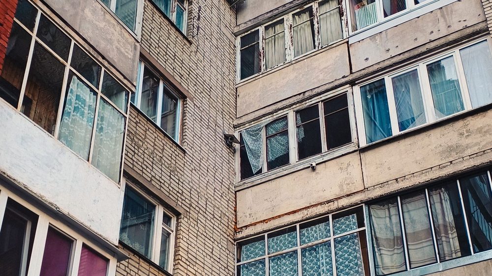 老式砖混住宅楼各式封阳台与窗户