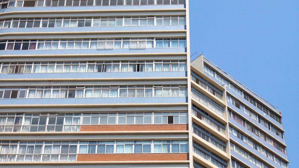 高层住宅楼整齐的封阳台玻璃窗