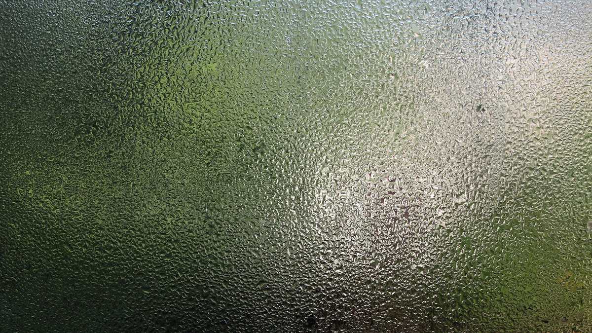 玻璃夹层里的雾擦不掉 中空层失效先别砸窗 分清这三种程度再决定